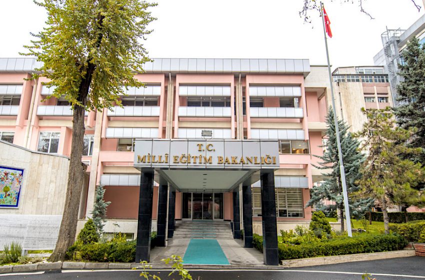 Yeni müfredatın hedefi: ‘’İYİ VE HER ALANDA DONANIMLI İNSAN YETİŞTİRMEK’’